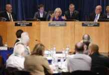 Experten entfernen Bolzen an Alaska-Rumpfteil bei Boeing news-06082024-201239