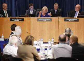 Experten entfernen Bolzen an Alaska-Rumpfteil bei Boeing news-06082024-201239