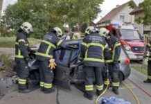 Mann nach Autounfall im Fahrzeug eingeklemmt: Feuerwehr rettet ihn news-06082024-201341